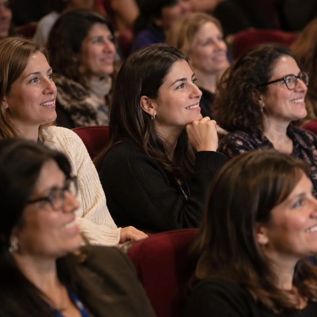 Publiek luistert geboeid tijdens een Groundwork-event